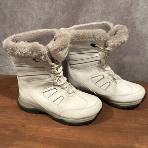 Quest snow boots white vegan leather size 8